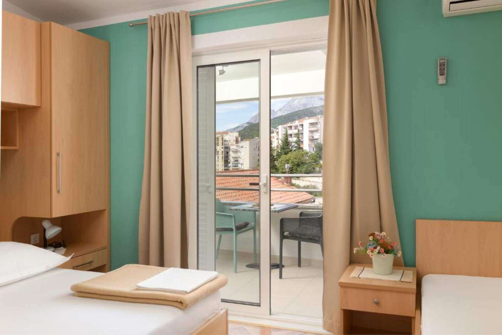 Room with balcony door and mountain view in Makarska